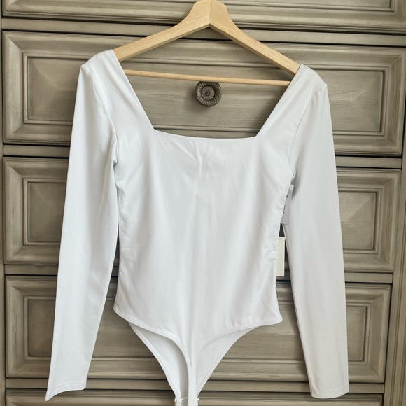 Aritzia Babaton Contour Squarenck Longsleeve Bodysuit. BNWT. Size medium. - Picture 6 of 8